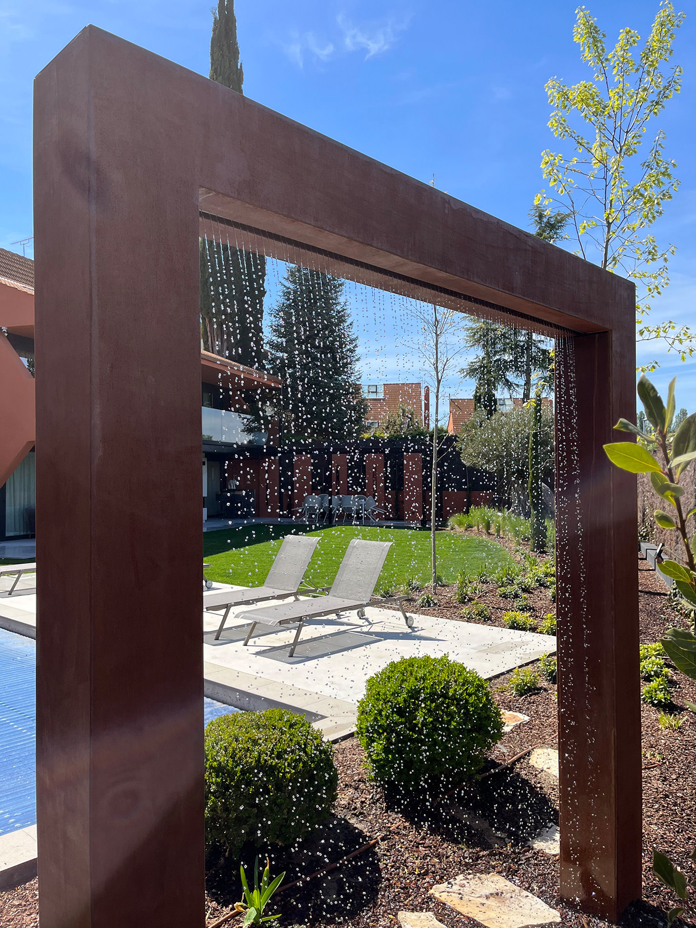 Detalle técnico y estético en jardín de La Moraleja