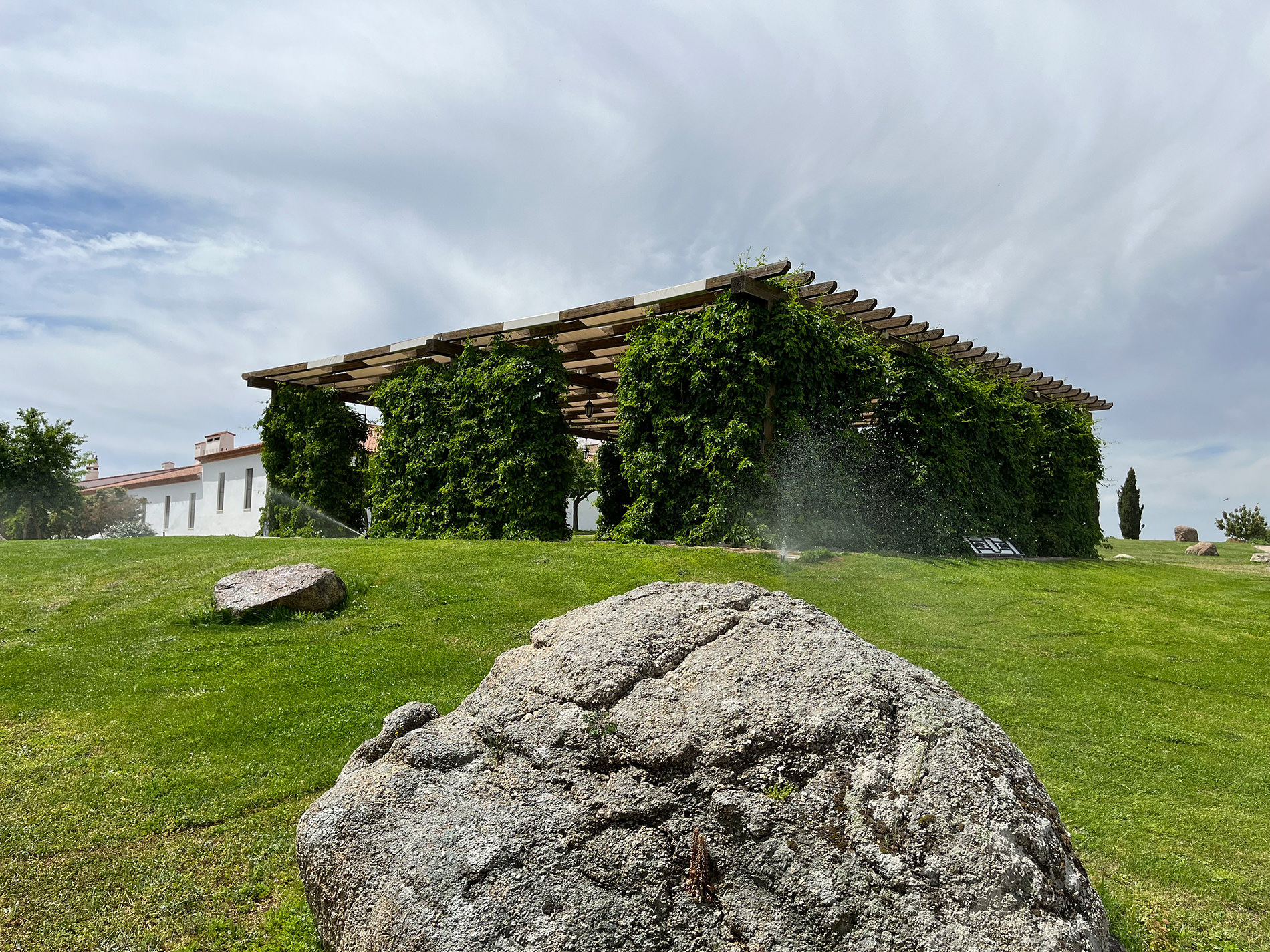 Jardín en Toledo con pérgola vegetal y zonas de estancia