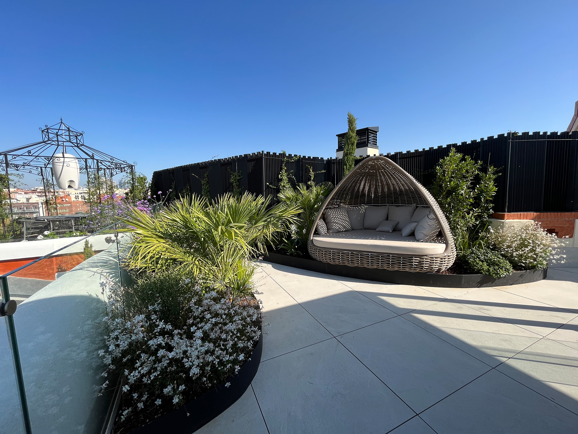 Exterior ajardinado en vivienda unifamiliar