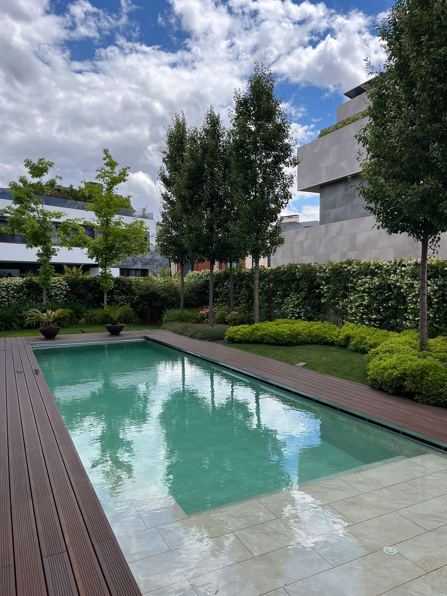 Diseño de jardines en Boadilla del Monte con piscina y vivienda contemporánea